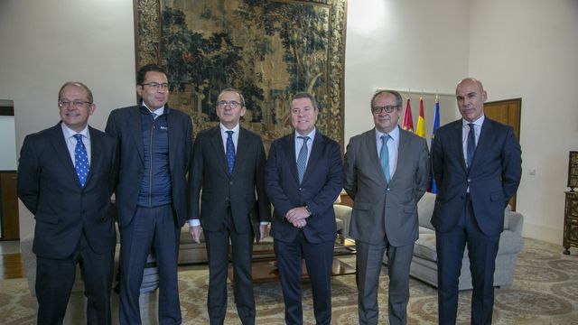 El presidente regional, Emiliano García-Page, ha recibido el informe 'BBVA Research'.