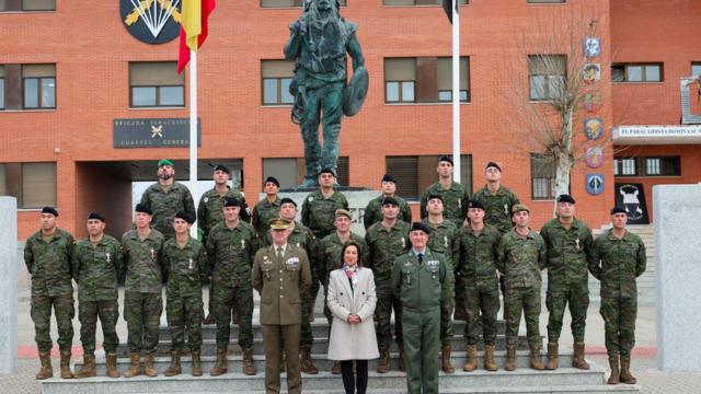 La ministra posa este miércoles con los paracaidistas condecorados.