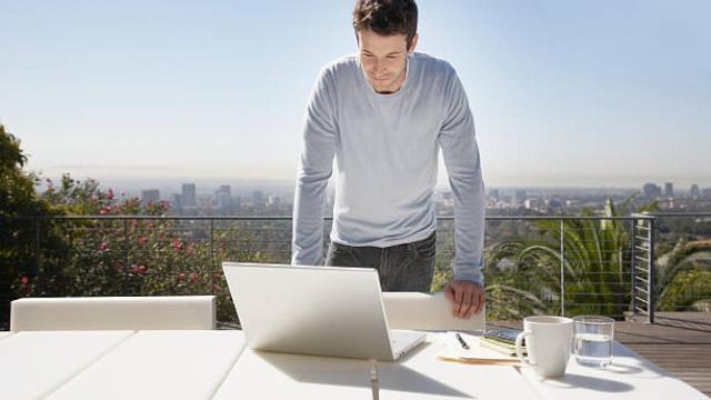 Una persona teletrabajando desde la terraza de su casa