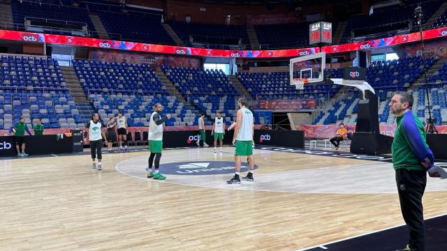 Ibon Navarro dirigiendo este miércoles al Unicaja en el Carpena.