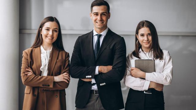 Varias personas de un departamento comercial.