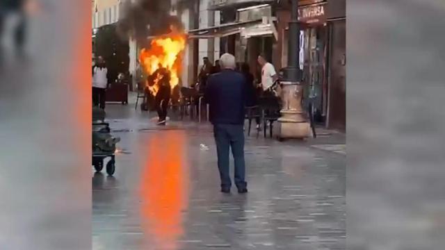 Salvador, este martes, tras quemarse a lo bonzo en la céntrica calle Santa Florentina de Cartagena.