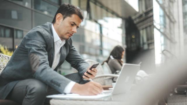 Una persona ocupada trabajando