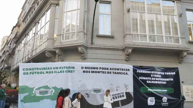 Lona contra el GS360 en la sede del Celta en Vigo.