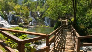 Este es el sendero más bonito de Cantabria: una ruta mágica y fluvial con pasarelas y cascadas