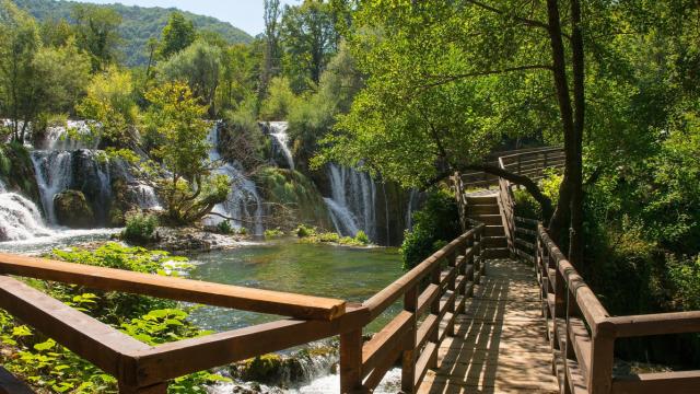 Este es el sendero más bonito de Cantabria: una ruta mágica y fluvial con pasarelas y cascadas