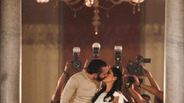 Bukele besa a su esposa Gabriela en el balcón del Palacio Nacional tras el triunfo electoral.