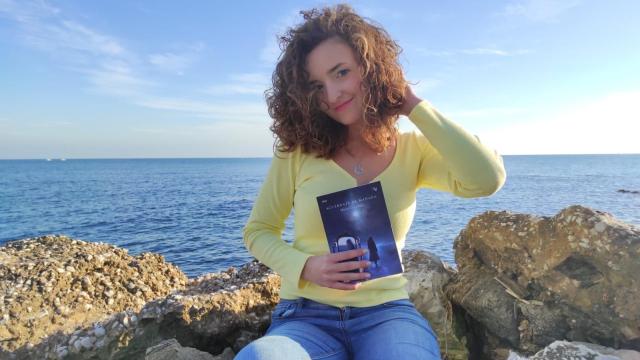 María Cuadrado Barrios junto a su poemario 'Acuérdate de mañana'.