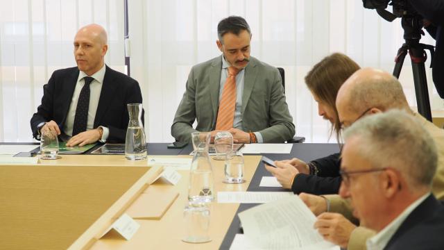 Los procuradores de Vox Carlos Menéndez y David Hierro durante la Junta de Portavoces de este jueves.