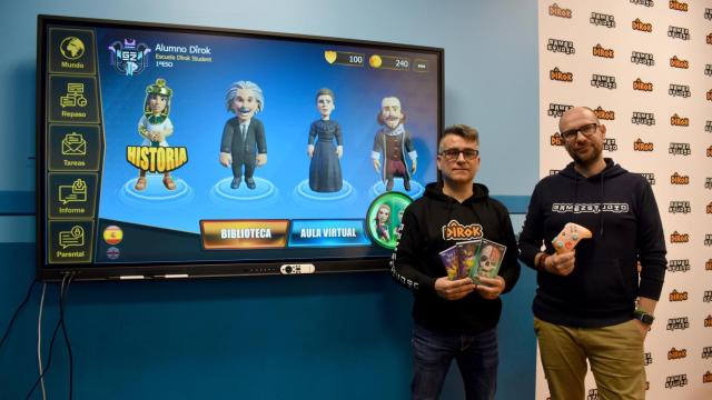 Iván Gómez y Jordi Mesa, con la interfaz de Dîrok en la pantalla