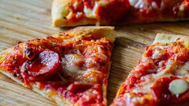 El mejor truco para recalentar pizza y que quede deliciosa