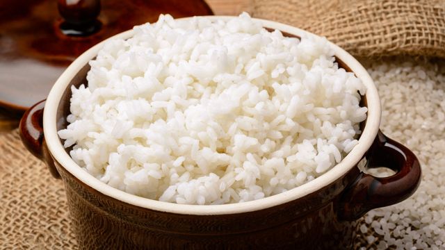 El sencillo truco para que el arroz  blanco no sepa a comida  de hospital