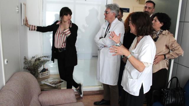 Rozalen junto a sanitarios del Hospital Universitario Perpetuo Socorro de Albacete. Foto: Sescam.