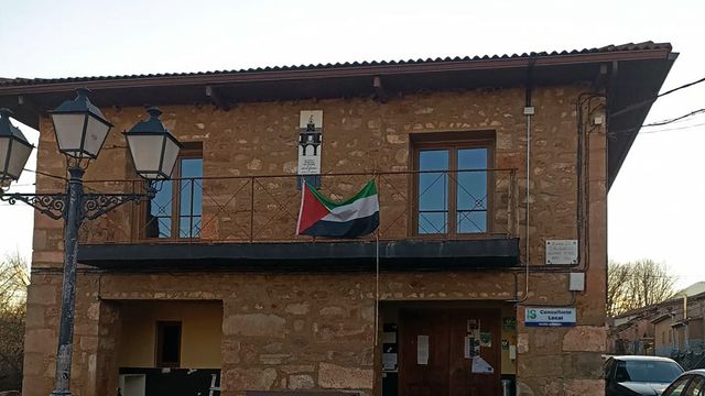 La fachada del Ayuntamiento de Albendiego (Guadalajara).