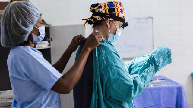 Alba preparándose en un quirófano de Makeni.