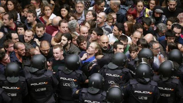 Los agentes de la Policía Nacional en los disturbios de Barcelona en 2019.