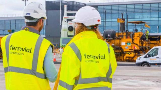 Empleados de Ferrovial durante una jornada laboral