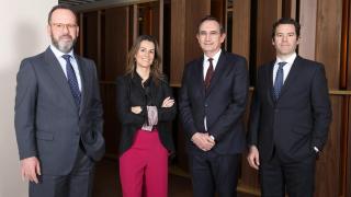 Ignacio Paz, socio de Corporate M&A en el área de Energía e Infraestructuras en White & Case, Ana Calvo, socia, e Íñigo del Guayo, counsel, ambos del departamento de Derecho Público y Regulatorio, y Fernando Navarro, socio de Banking & Finance en White & Case.