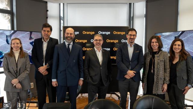 De izq. a dcha.: Mónica Sala, Joaquín Colino, Manuel Sánchez, Ludovich Pech, Diego Martínez, Luz Usamentiaga y Beatriz Valverde en la rueda de prensa de presentación de los resultados de Orange España en 2023.