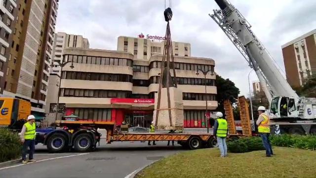 Así ha sido el momento en el que retiraban la estatua de Tiburcio Arnaiz, ubicada junto a El Corte Inglés de Málaga
