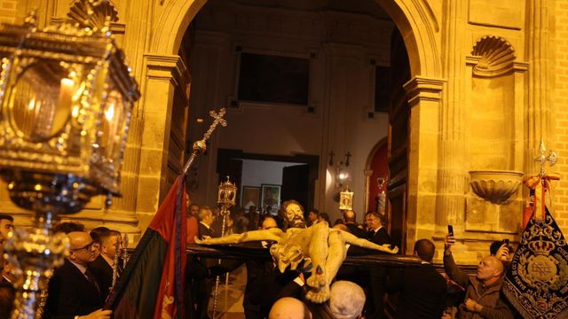 Momento del traslado del Cristo de Ánimas de Ciegos a San Julián.