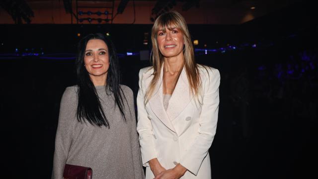 Cruz Sánchez de Lara, vicepresidenta de EL ESPAÑOL, y Begoña Gómez, posando en el desfile.