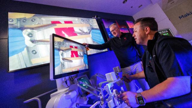 El doctor Michael Jobst opera por primera vez un robot quirúrgico en la ISS desde la Tierra