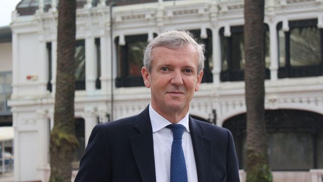 Alfonso Rueda, en los Jardines de Méndez Núñez de A Coruña.