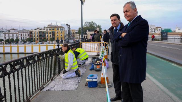 José Luis Sanz supervisa obras en el Puente de Triana.