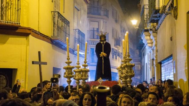 El Señor de la Sentencia, portado en andas por sus hermanos durante un vía crucis