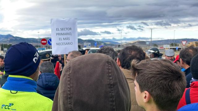 Agricultores protestando este viernes en la entrada a la Autovía A-31 en Villena.
