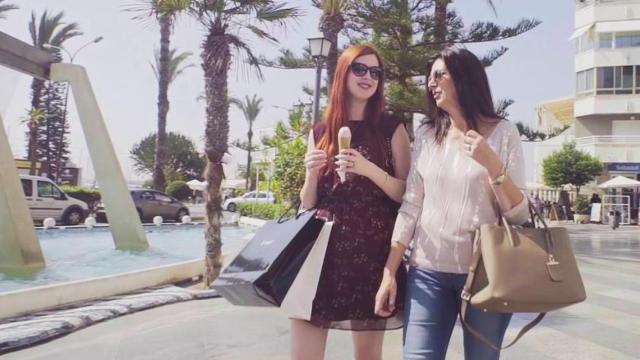 Dos mujeres de compras en las calles de Torrevieja.
