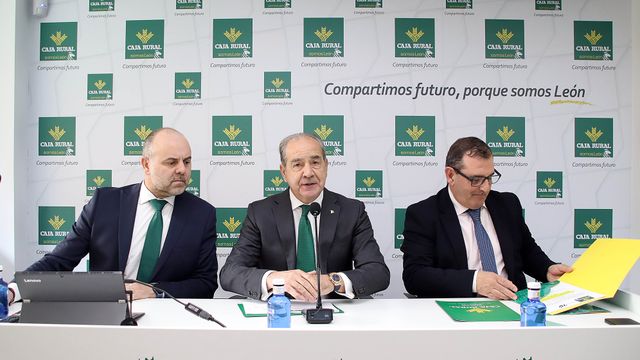 El director general de Caja Rural, Cipriano García, presentando el balance anual junto al director de Imagen y Comunicación, Narciso Prieto, y el director de Expansión, Alejandro Hidalgo