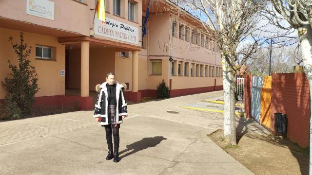 La concejala de Fomento, Marta Labrador, junto al Colegio Martín Gaite