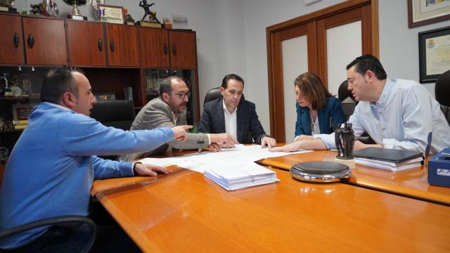 El presidente de la Diputación de Valladolid, Conrado Íscar, junto al alcalde de Tordesillas, Miguel Ángel Oliveira, en una visita institucional