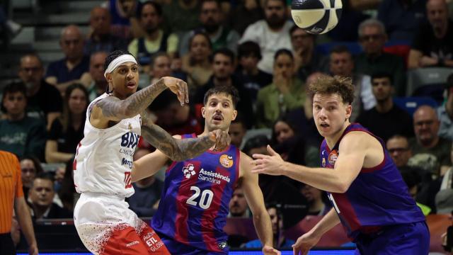 Un balón dividido en el partido entre el Barcelona y el Manresa.