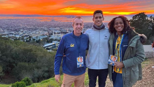 Hugo González, junto con dos de sus entrenadores