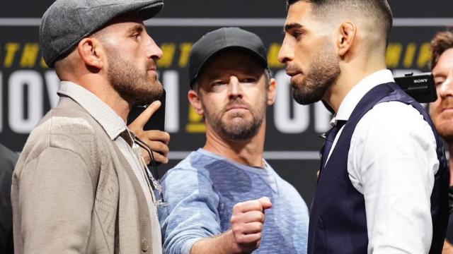 Alexander Volkanovski e Ilia Topuria durante un careo previo a su combate