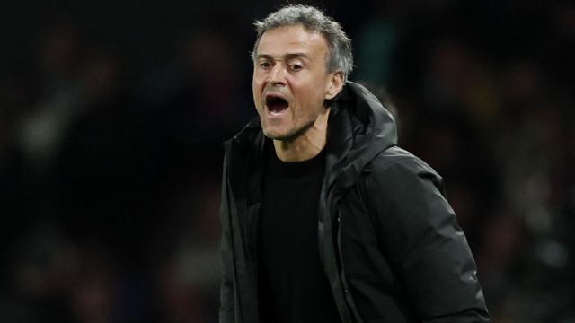 Luis Enrique da instrucciones a sus jugadores desde la banda en un partido del PSG.