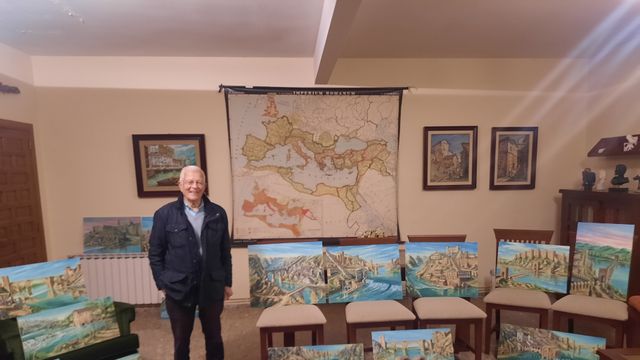 Fernando Aranda junto a parte de su colección.