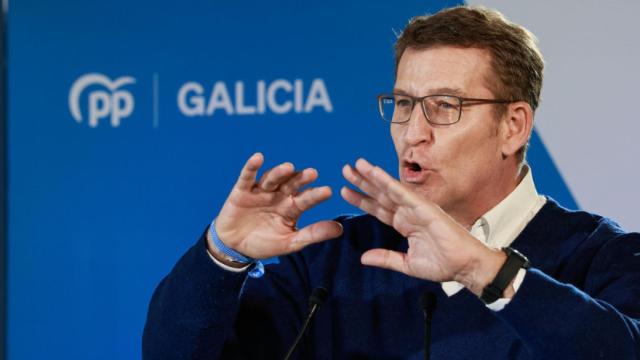 El líder del PP, Alberto Núñez Feijóo, el martes, en un mitin en Oroso (La Coruña).