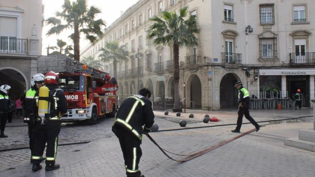 Bomberos municipales de Huelva en una intervención en la Plaza de las Monjas en una imagen de archivo..