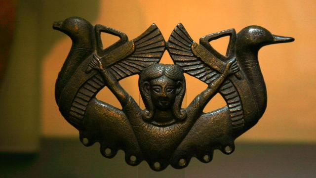 Bronce Carriazo representando a la diosa oriental Astarté junto a dos patos