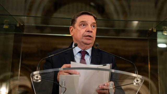 El ministro de Agricultura, Pesca y Alimentación, Luis Planas, ofrece una rueda de prensa tras su reunión con las organizaciones profesionales agrarias responsables de las protestas, en la sede del Ministerio, a 15 de febrero de 2024, en Madrid (España).