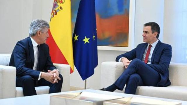 De izquierda a derecha: el consejero delegado de Cellnex, Marco Patuano, y el presidente del Gobierno, Pedro Sánchez. A 16 de febrero de 2024, en Madrid (España).