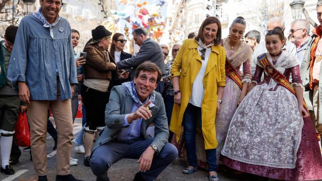 El alcalde de Madrid, José Luis Martínez-Almeida, junto a la alcaldesa de Valencia, María José Catalá, y el presidente de la Comunidad Valenciana, Carlos Mazón; durante las Fallas de 2023.