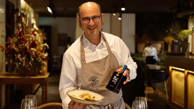 Joaquín Felipe con su plato estrella en febrero, huevos fritos con alcachofas.