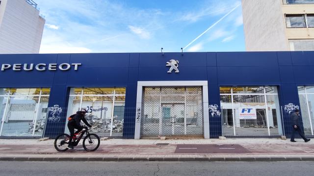 Fachada del antiguo concesionario de coches.