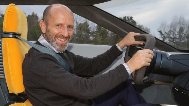 Luca Napolitano, CEO de Lancia, al volante de uno de los últimos prototipos.