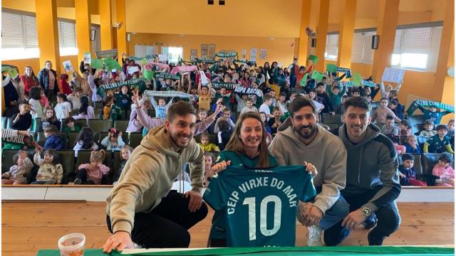Los jugadores del Racing de Ferrol Delmás, Vadillo y Pena visitaron el Ceip Virxe do Mar
